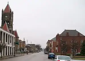 Das Wetzel County Courthouse (links) im Zentrum von New Martinsville, seit 1988 im NRHP gelistet