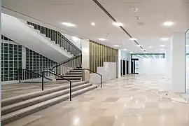 Wien Museum, 2023, Foyer im EG mit Aufzügen und Garderobe