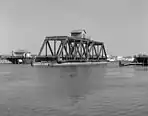 Geöffnete Drehbrücke über den Mystic River an der New York, New Haven & Hartford Railroad zwischen Groton und Stonington, Connecticut, USA.