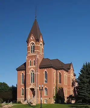 Das Nicollet County Courthouse and Jail in Saint Peter, seit 2002 im NRHP gelistet