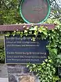 Schild am Eingang der Brömserburg, des Rheingauer Weinmuseum, in Rüdesheim am Rhein