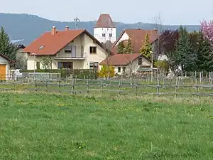 Ortsbild mit Kirchturm