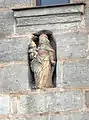 Hausfigur in Nische