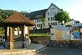 Schulhaus und Informationstafel