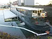 Dach der gesunkenen Pure-Liner 2 am Tag nach der Havarie bei Pegelstand 515 und einige Tage später bei Pegelstand 286; rechts zunächst noch das Schwesterschiff Pure-Liner 1.