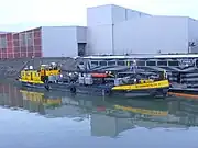 Ölbekämpfungsschiff und Bilgenentölungsboot im Einsatz.