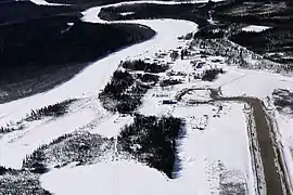 Nikolai mit dem South Fork River und der Flughafenpiste