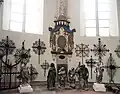Epitaph und Schmiedeeiserne Kreuze