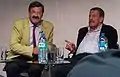 Nikolaus Brender (links) und Ulrich Kienzle (rechts) während einer Podiumsdiskussion zum Thema Die Macht der Bilder im Jahr 2005