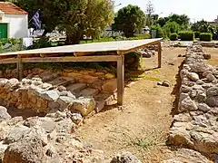 Treppe vor den Räumen 26 bis 30 mit Behältern für verderbliche Waren