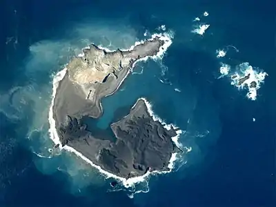 Ältere Luftaufnahme der Insel (1978)Norden ist etwa oben rechts.Die große Bucht wurde 1984 weitgehend und 1990 gänzlich durch vulkanische Landbildung verfüllt.