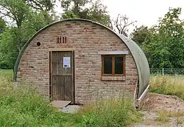 Nissenhütte, Stirnseite