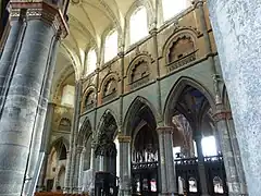 Zonen der Stiftskirche: große Arkaden, Triforium ohne Zugang und hohe Fenster.