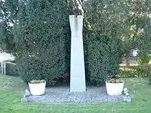 Ehrenmal (1966) – Nörvenich-Frauwüllesheim (Stele besteht aus fünf Elementen)