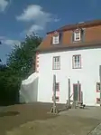 Innenhof und Nordflügel mit Ansatzrest der Stadtmauer