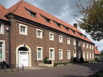 Ehemaliges Armenhaus, (1730–33)jetzt Verwaltung einer Kinderheilstätte