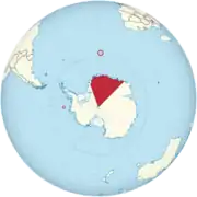 Karte der Antarktis, von den umliegenden Ozeanen sowie dem Süden von Südamarika, Australien und Afrikas. Farblich hervorgehoben ist ein Sektor der Antarktis sowie zwei kleine Inseln.
