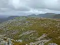 Das Gipfelplateau des westlich gelegenen Beinn Teallach, im Hintergrund rechts der Creag Meagaidh, links durch the Window getrennt der Stob Poite Coire Ardair
