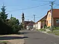 Straße mit reformierter Kirche