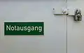 Verschlossener Notausgang auf einer Autofähre