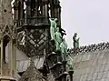 Die Statuen auf der südöstlichen Seite des Turms
