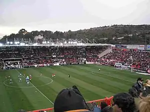 Blick auf die überdachte Haupttribüne