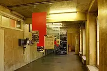 Auf Plexiglasscheiben aufgezogene Plakate aus der Nazizeit in den Räumen des Kölner NS-Dokuzentrums