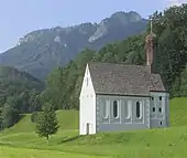 Kreuzkirche in Windshausen mit Heuberg