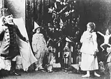 Szene aus dem 1. Akt mit Sergei Legat als Nussknacker (links) und Stanislava Belinskaya als Klara (rechts), 1892