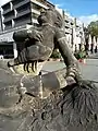 Krebs zwickt Knaben am östlichen Brunnen