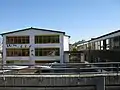 Westansicht Neubau mit Altbau (rechts)