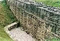 Die den Graben durchschneidende Wehrmauer des Anbaus. Hier wurde 1992 der Schatzfund geborgen.