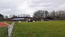 Sportzentrum an der Plaggenkrugstraße, Heimat des TuS Obenstrohe. Im Hintergrund Sporthalle und Haupttribüne des Rasenplatzes. Dieser ist im Vordergrund zu sehen, bei Aufnahme allerdings nicht gekreidet.