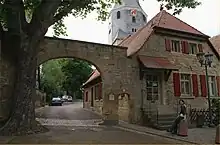 Torwächterhaus mit Torbogen am Eingang zum Amthof