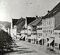 Obere Hauptstraße um 1870. Neben der Moosach wurden Bäume gepflanzt und am westlichen Ende ist das Veitstor zu sehen.