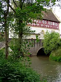 Längsseite des Rathauses mit Breitbachbrücke