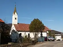 Saalbau mit eingezogenem, dreiseitig geschlossenem Chor und Dachreiter mit Spitzhelm