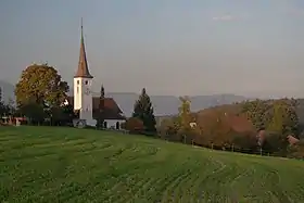 Kirche Oberwil mit Jura im Hintergrund