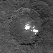 Occatorkrater mit hellen Flecken4.400 km Abstand6. Juni 2015