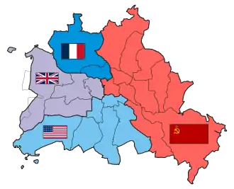 Graphische Karte von Berlin mit den vier Sektoren, die farblich mit den Fahnen der jeweiligen Besatzungsmacht bezeichnet sind.