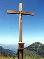 Gipfelkreuz des Ochsenälpeleskopf; Im Hintergrund: Füssen und der Hohe Straußberg