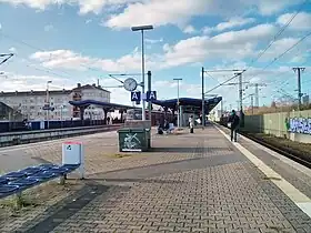 Offenbach (Main) Ost – gesehen vomBahnsteig 3 mit Linie S8 auf Gleis 2