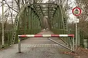 Die Brücke der ehemaligen Bahnstrecke über die Leine im östlichen Bereich des Ohedamms