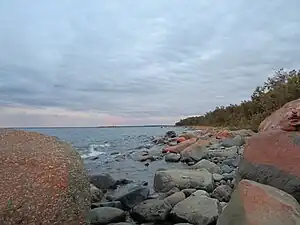 Felsige Küste von Ohtakari im Südosten der Bucht