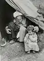 Alt und jung am Eingang eines Zeltes, 1948