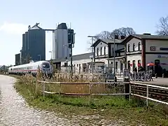 ICE 38 (DB, Kopen­hagen–Hamburg) bei einem Zwischen­halt in Oldenburg i. H. (2010)