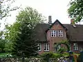 Friesenhaus mit typischem Steinwall