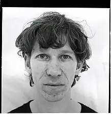 Close-up-Porträtfotografie von Künstler Michel Majerus.