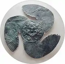 Geflügeltes Gorgoneion, Schildzeichen aus der 1. Hälfte des 6. Jahrhunderts v. Chr.
