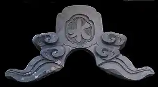 Detail eines Onigawara mit dem Schriftzeichen mizu (水, Wasser) zum Schutz vor Bränden